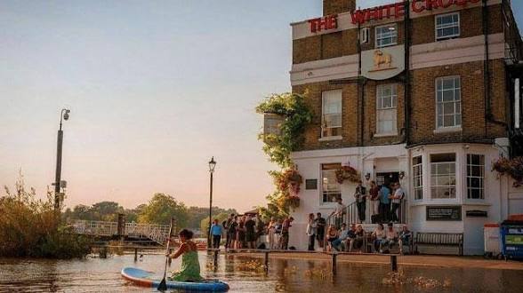 The White Cross riverside pub in Richmond at high tide